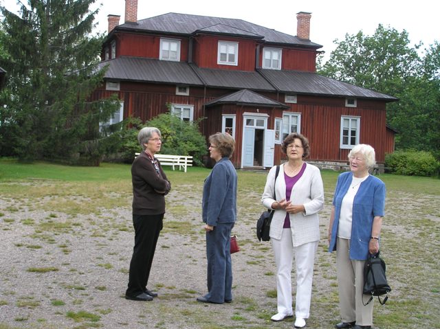 Kartanon pihalla